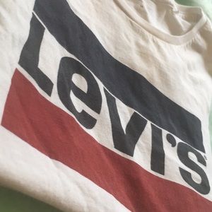 CUTE LEVI’S SHIRT!